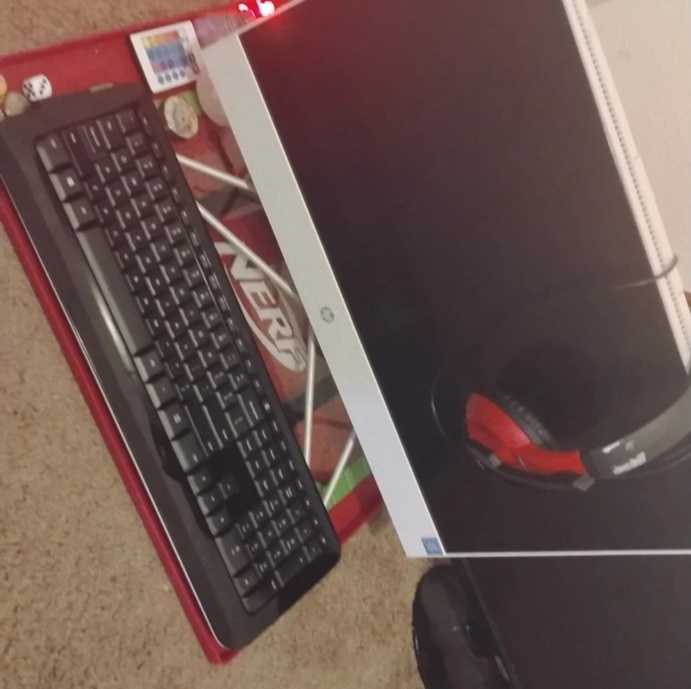 HP All-in-One Computer with Black Keyboard and headset